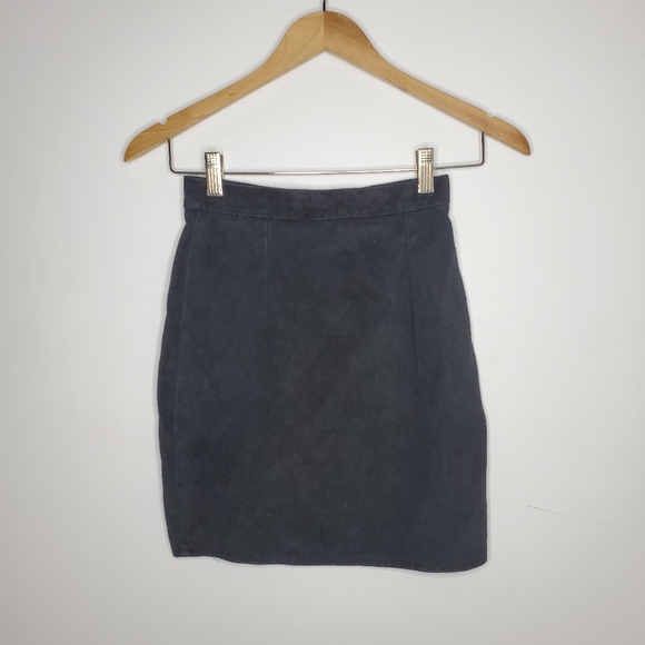 VINTAGE black suede mini skirt - Picture 2 of 3